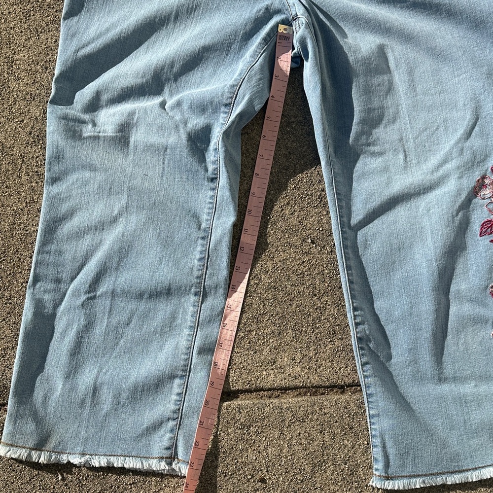 The Pioneer Woman Light Blue Cropped Jeans with Red Embroidery new w/tags XXL - Picture 11 of 12